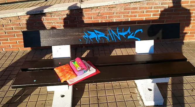 Banco grafiteado en Ponferrada