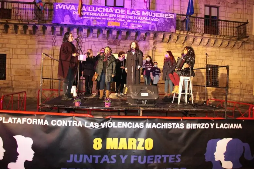 Ponferrada acogi&oacute; esta tarde la concentraci&oacute;n del 8 M convocada por la Plataforma contra las Violencias Machistas del Bierzo y Laciana