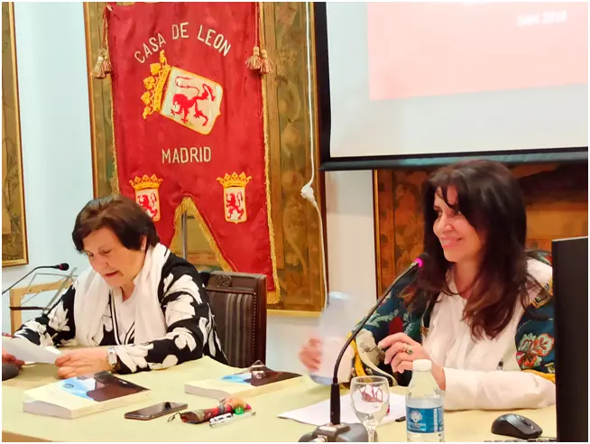 Margarita &Aacute;lvarez y  Roc&iacute;o Fern&aacute;ndez Ord&aacute;s, las dos oma&ntilde;esas en la conferencia celbrada en la Casa de Le&oacute;n en Madrid