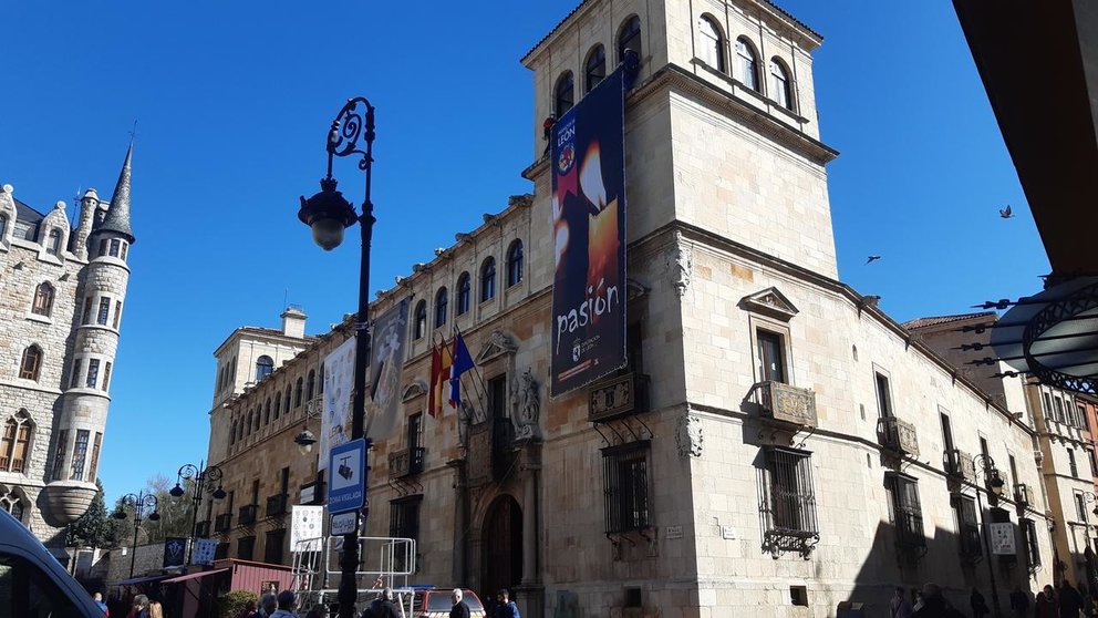 Cartel de grandes dimensiones colocado en la fachada de la Diputación.