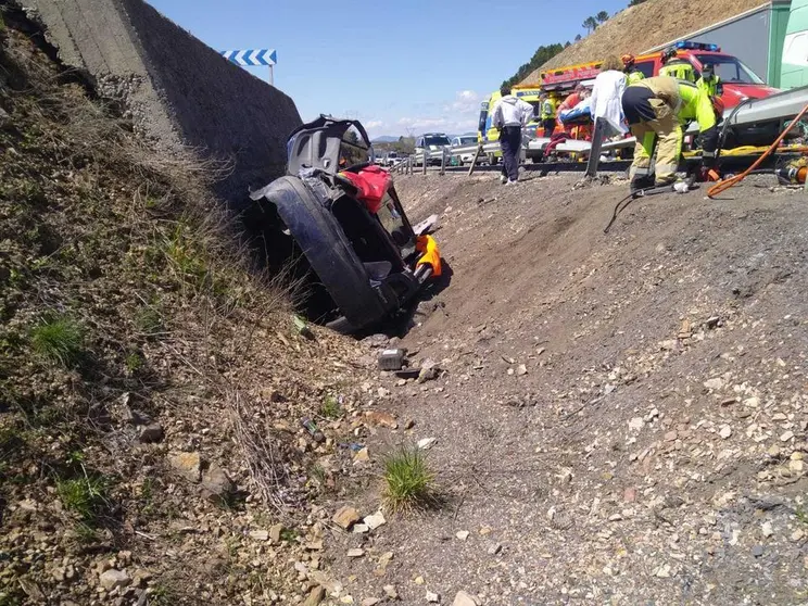 Accidente en la A-6 a la altura del cruce de Bra&ntilde;uelas.