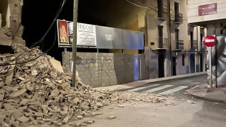 Derrumbe parcial de un edificio en la plaza Caño de Santa Ana León