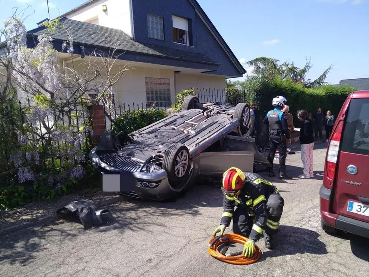 Los bomberos socorren al conductor en un aparatoso accidente en la Urbanizaci&oacute;n Patricia Ponferrada