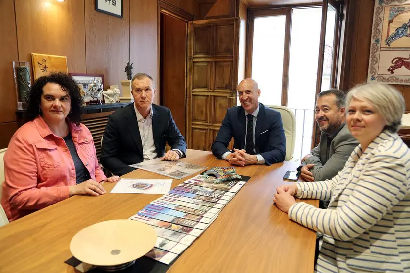 El alcalde de Le&oacute;n, Jos&eacute; Antonio Diez, recibe la visita del asistente del Ayuntamiento de Kiev, Verg&uacute;n Vladislav