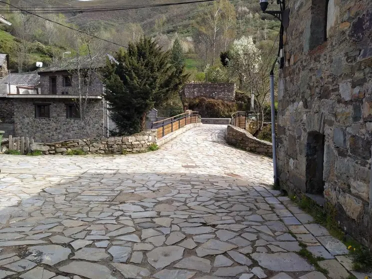 Colinas del Campo de Mart&iacute;n Moro, uno de los pueblos m&aacute;s singulares del Alto Bierzo (Le&oacute;n)