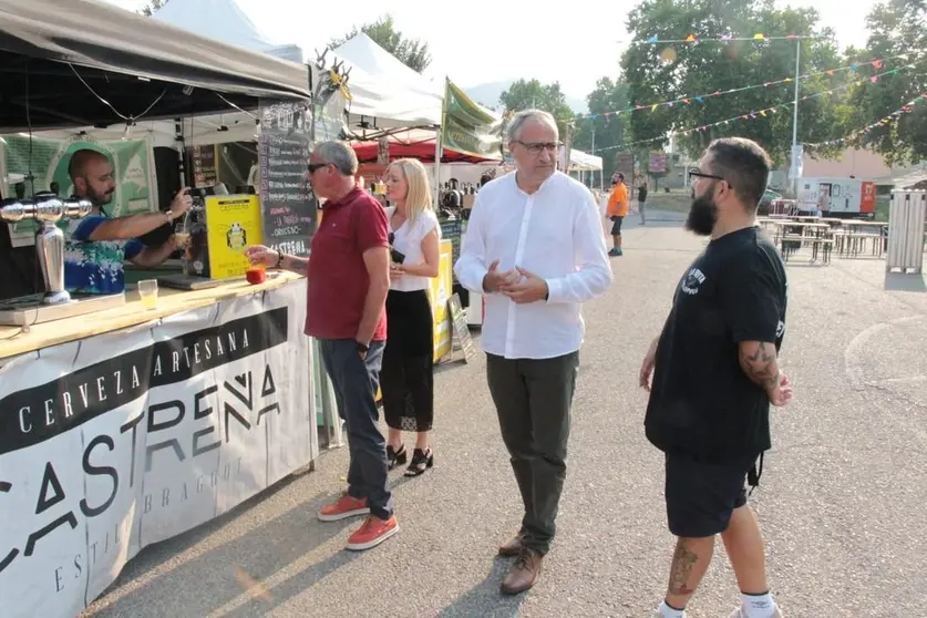 El alcalde de Ponferrada, Olegario Ram&oacute;n, y el concejal de Movilidad, Jos&eacute; Antonio Cart&oacute;n, asistieron a la apertura de la IV Feria de la Cerveza Artesana