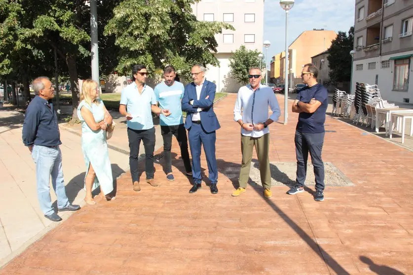 Autoridades durante la reinauguraci&oacute;n de la plaza de Cuatrovientos