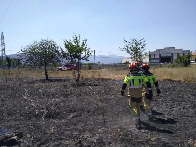 Efectivos del Cuerpo de Bomberos de Ponferrada, en el lugar del incendio.