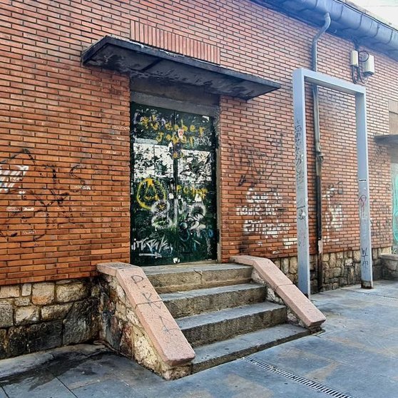 Grafitis en la fachada junto al museo Juan del Enzina