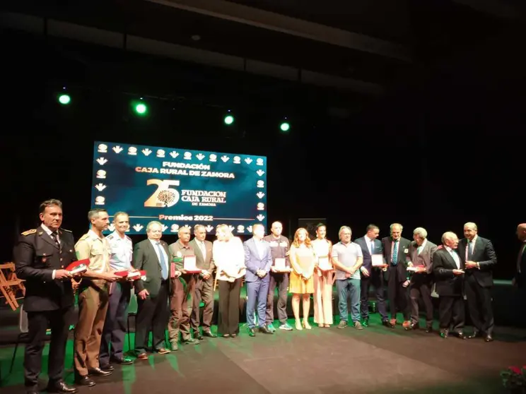 Premiados y autoridades en la gala de entrega de premios de la Fundaci&oacute;n Caja Rural de Zamora