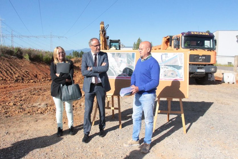 El alcalde de Ponferrada, Olegario Ramón y los concejales visitan las obras del polígono industrial de La Llanada