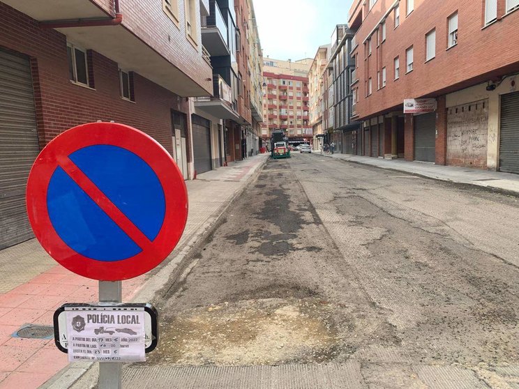 Trabajos de asfaltado en una calle de León
