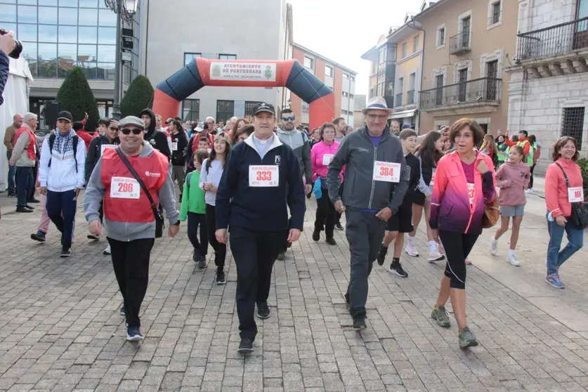 Marcha solidaria en Ponferrada, encabezada por representantes del Ayuntamiento y el obispo de Astorga