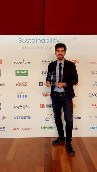 Pablo López Presa recoge el premio obtenido por el sello León Sostenible