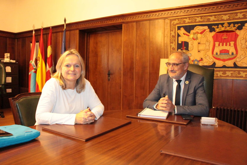Petra Seegers y Olegario Ramón, reunidos en el Ayuntamiento de Ponferrada