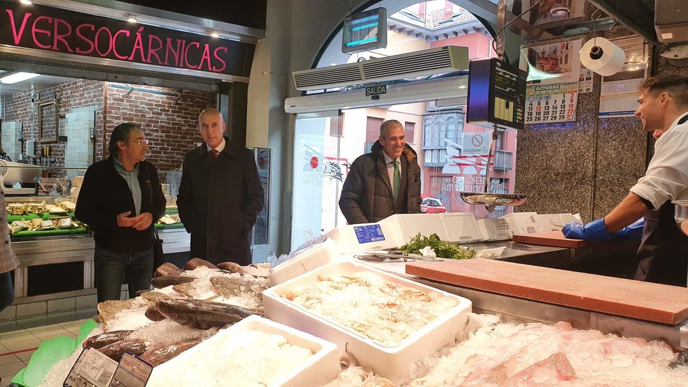 José Antonio Diez y Vicente Canuria visitan el mercado Conde Luna