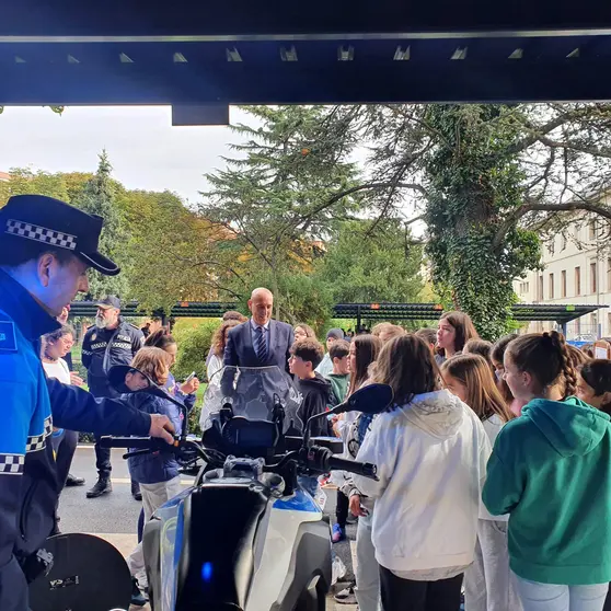 Escolares de Le&oacute;n visitan el CHF de la Polic&iacute;a Local