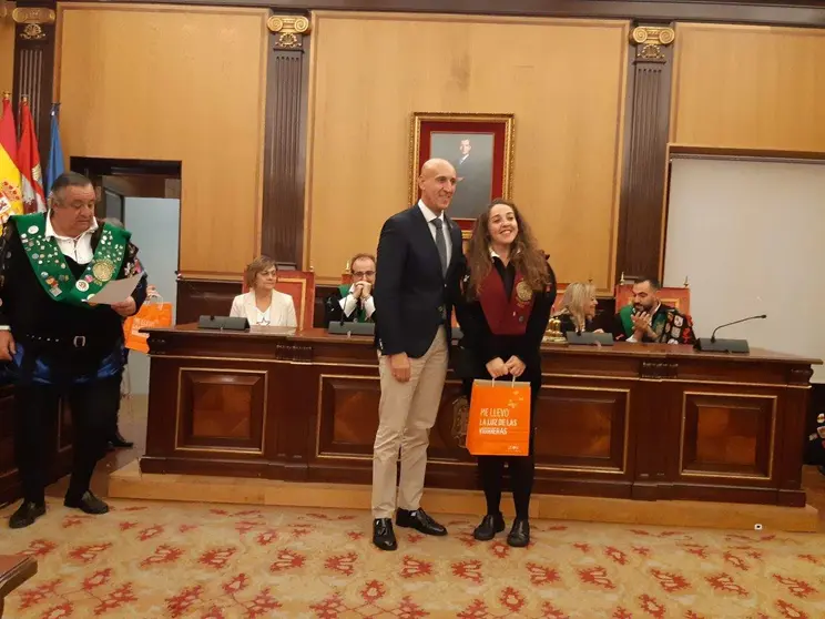 Jos&eacute; Antonio Diez recibe a una representaci&oacute;n de las tunas en el Ayuntamiento