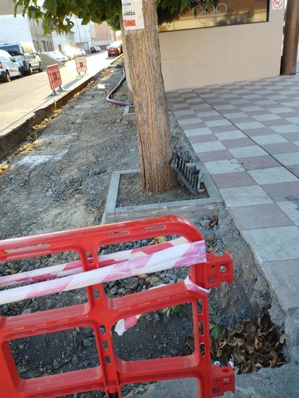 Obras en una calle de Santa María del Páramo (foto PSOE)