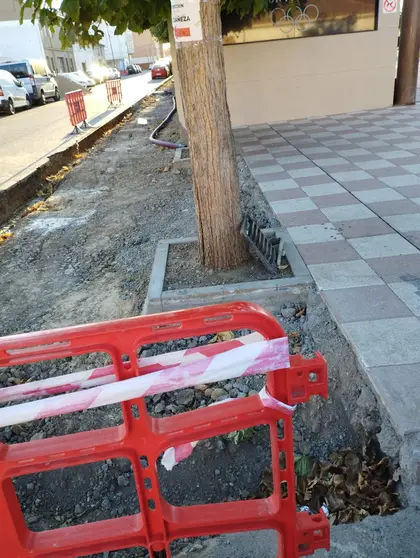Obras en una calle de Santa Mar&iacute;a del P&aacute;ramo (foto PSOE)