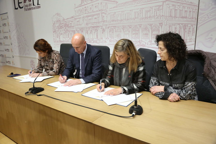 Firma del convenio entre el Ayuntamiento de León y el Banco de Alimentos