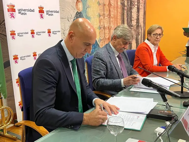 Firma del convenio de colaboraci&oacute;n entre el Ayuntamiento y la ULE