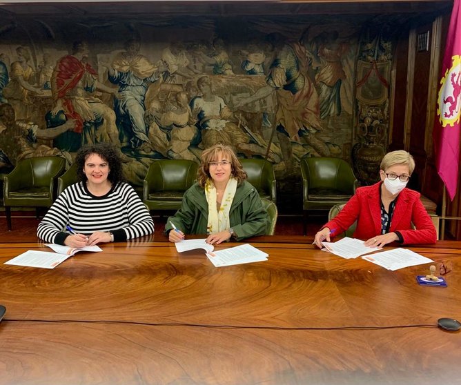 Firma del convenio entre el Secretariado Gitano y el Ayuntamiento de León