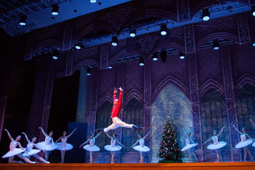 El Ballet de Kiev representa 'El lago de los cisnes'