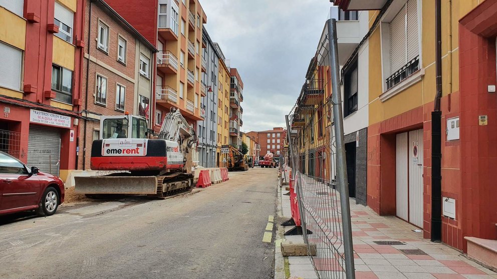 Obras de asfaltado en una calle de León