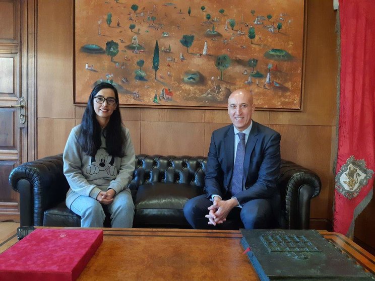 El alcalde de León, José Antonio Diez, recibe a la deportista y activista afgana Nilofar Bayat
