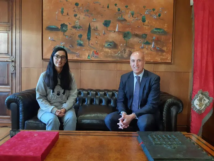 El alcalde de Le&oacute;n, Jos&eacute; Antonio Diez, recibe a la deportista y activista afgana Nilofar Bayat