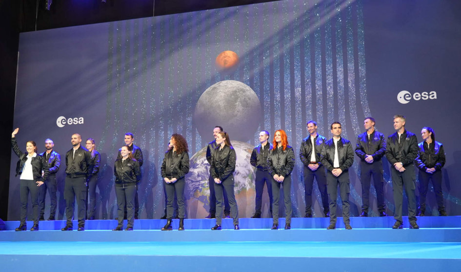 Astronautas seleccionados por La Agencia Espacial Europea. En la primera fila Sara García (· por la derecha) y Pablo Álvarez (2º por la izquierda)