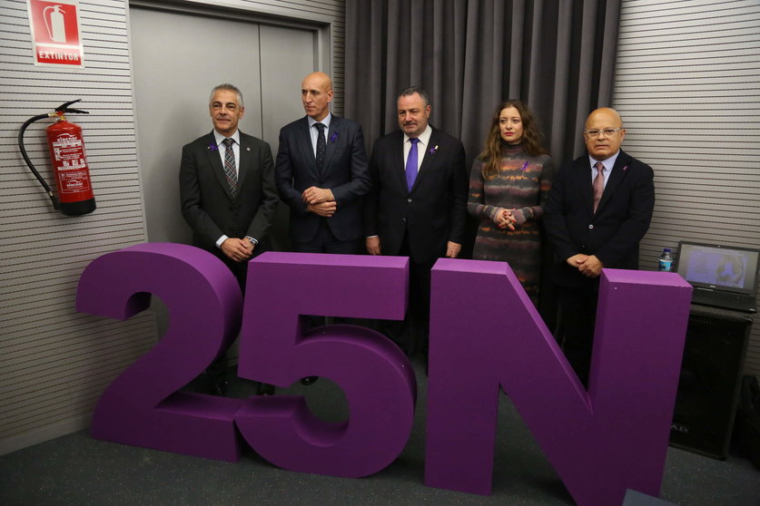 Acto institucional conjunto de la Diputación, el Ayuntamiento de León y la Subdelegación del Gobierno por el 25N