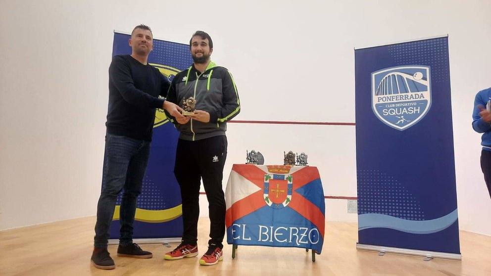 El concejal Iván Castrillo entrega el trofeo a uno de los vencedores en el campeonato de squash
