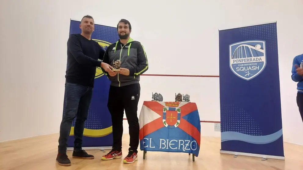 El concejal Iv&aacute;n Castrillo entrega el trofeo a uno de los vencedores en el campeonato de squash
