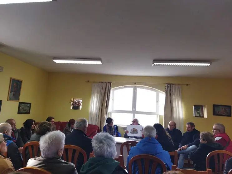 Olegario Ram&oacute;n se re&uacute;ne con los vecinos de Salas de Barrios