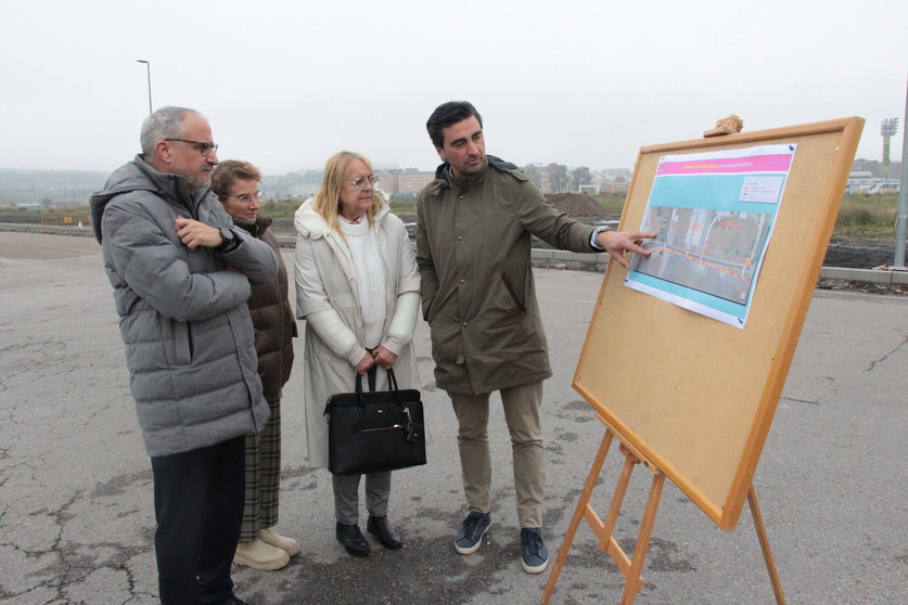 Olegario Ramón y Carmen Doel visitan las obras de la acera de Monte Medulio
