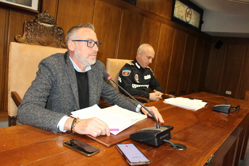El concejal de Seguridad Ciudadana, José Antonio Cartón, y el intendente jefe de la Policía Municipal, Arturo Pereira, presentan el protocolo