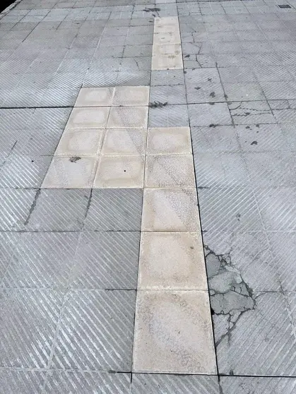 Obra en una acera de la ciudad (foto Podemos)