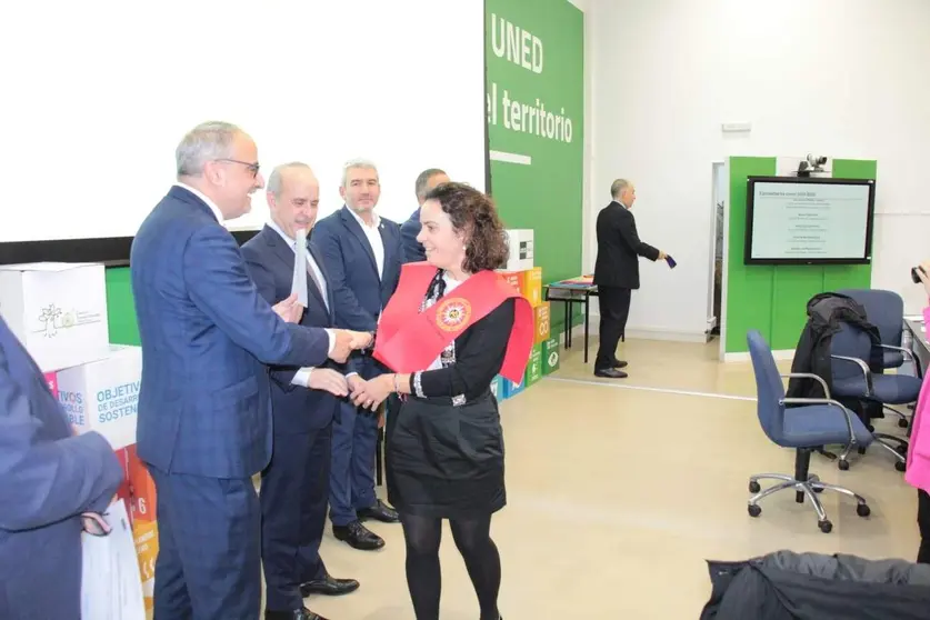 Entrega de diplomas y bandas a alumnos de la UNED
