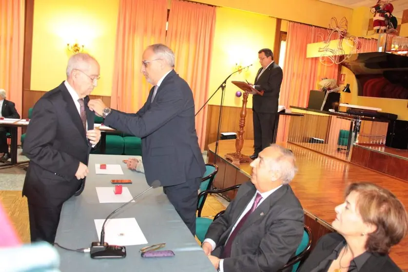 Olegario Ram&oacute;n impone una insignia a un socio de La Obrera