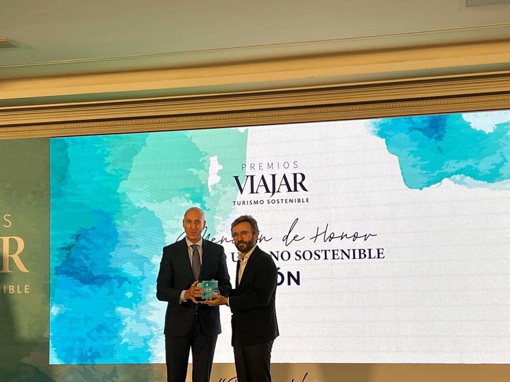 José Antonio Diez recoge en Madrid el premio  otorgado por la revista Viajar