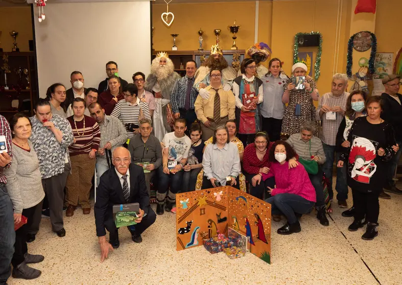 Mor&aacute;n y L&oacute;pez, junto a los usuarios y trabajadores del centro Sagrado Coraz&oacute;n