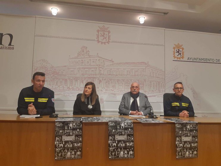 Bomberos de León, el concejal del área y responsables de la asociación presentan el calendario