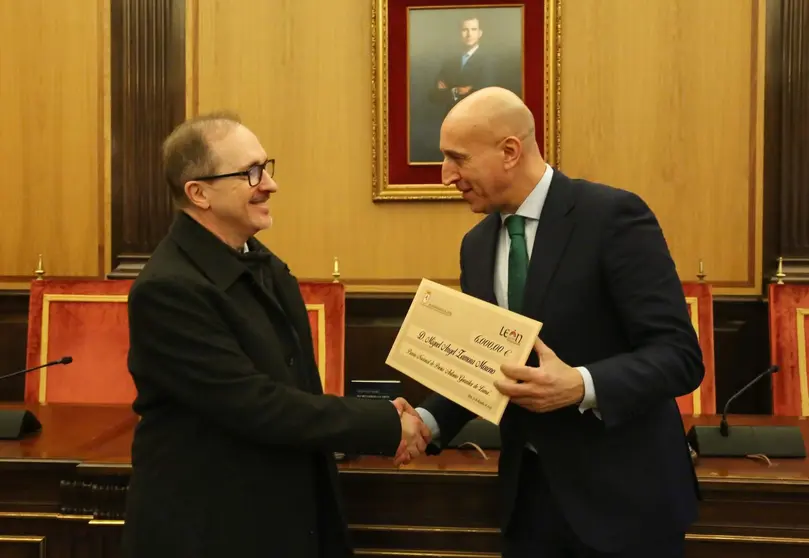 Miguel &Aacute;ngel Zamora (izquierda) recibe el premio de manos del alcalde de Le&oacute;n, Jos&eacute; Antonio Diez
