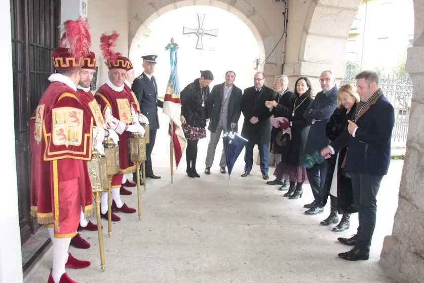 Miembros de la Corporaci&oacute;n Municipal acuden a la misa de A&ntilde;o Nuevo en la Bas&iacute;lica de La Encina