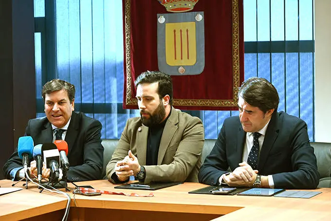El consejero de Medio Ambiente, Vivienda y Ordenaci&oacute;n del Territorio, Juan Carlos Su&aacute;rez-Qui&ntilde;ones, y el alcalde de Villadangos del P&aacute;ramo, Alejandro Barrera, en presencia del consejero de Econom&iacute;a y Hacienda, Carlos Fdz. Carriedo