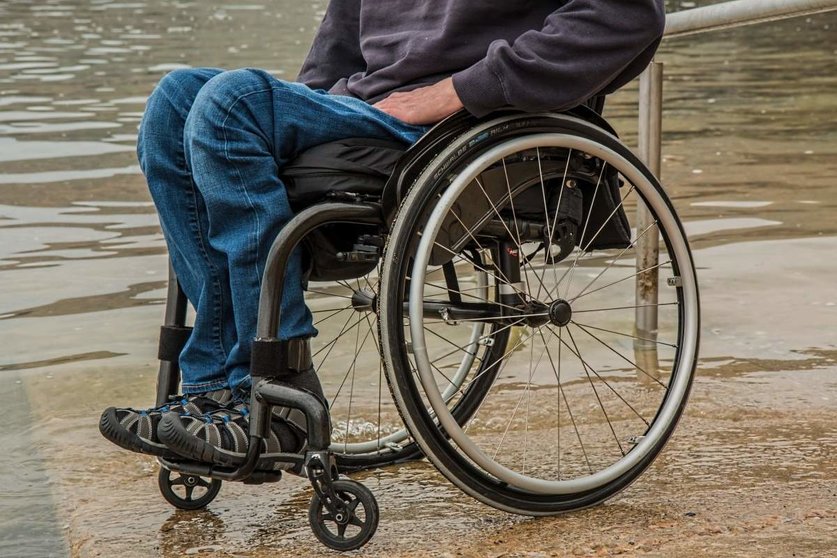 Persona con ELA en silla de ruedas (foto Ciudadanos)