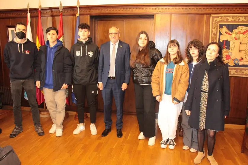 Recepci&oacute;n a los alumnos del IES Gil y Carrasco que participaron en la colocaci&oacute;n de los