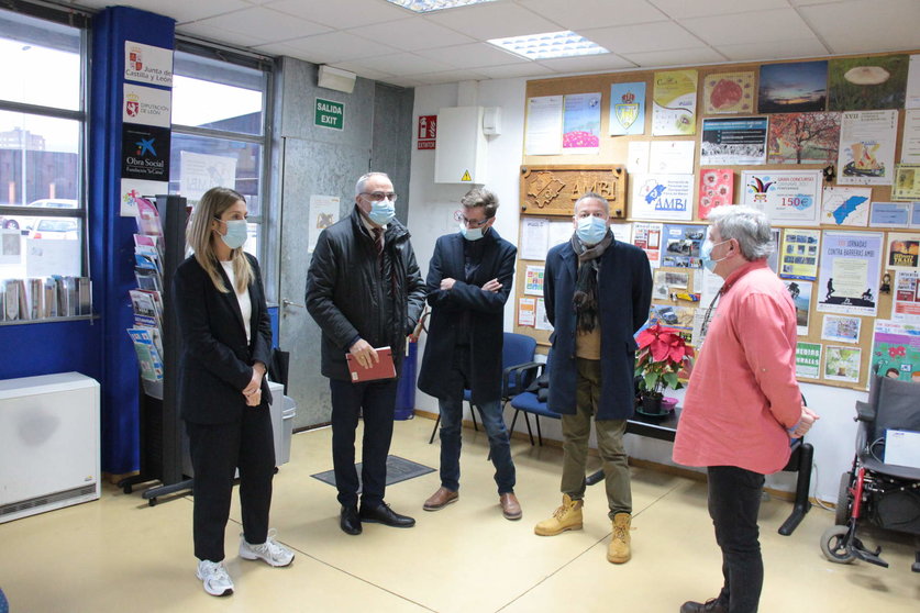 El alcalde de Ponferrada, Olegario Ramón, visita la sede de AMBI